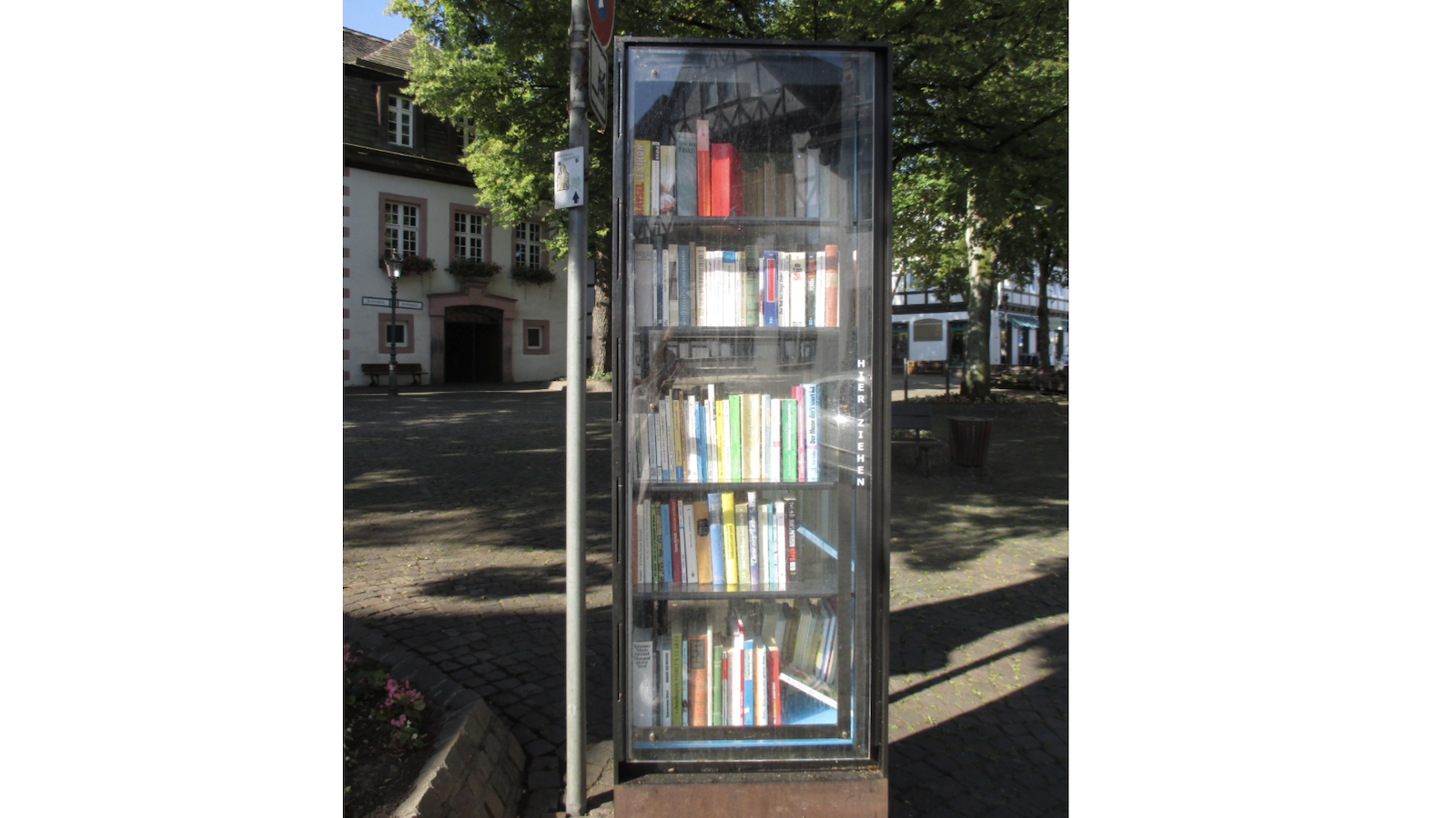 Bücherschrank vorübergehend abgebaut