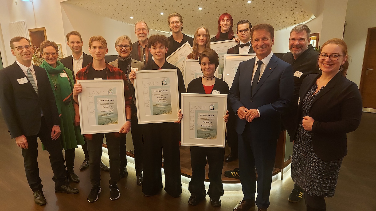 Landrat Michael Stickeln würdigt Jugend-Ensemble des Filmprojekts „Romeo & Julia – Warburg wird Verona“ im Cineplex Warburg