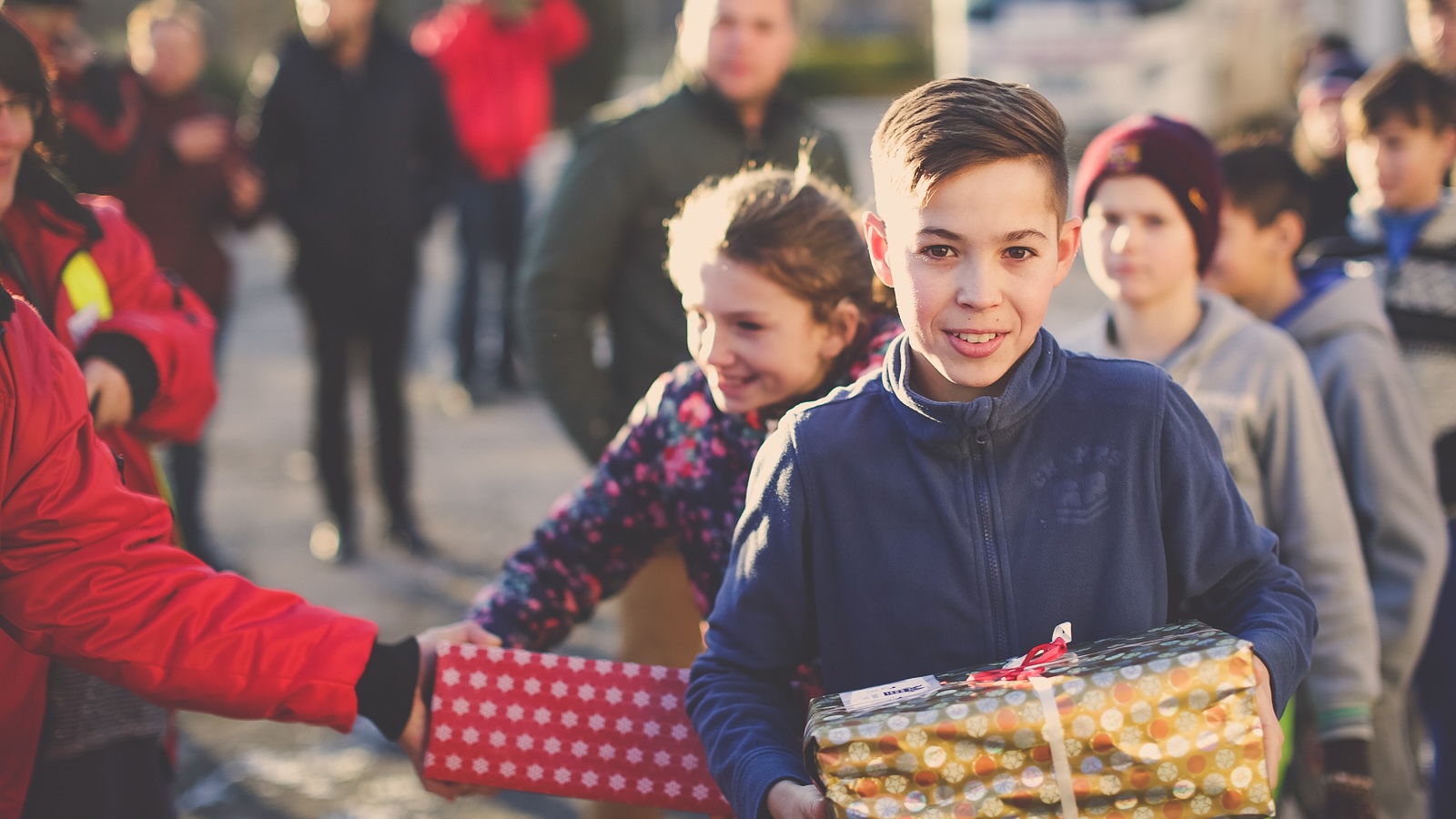 Der Weihnachtspäckchenkonvoi 2025 möchte Kinderaugen zum Leuchten bringen