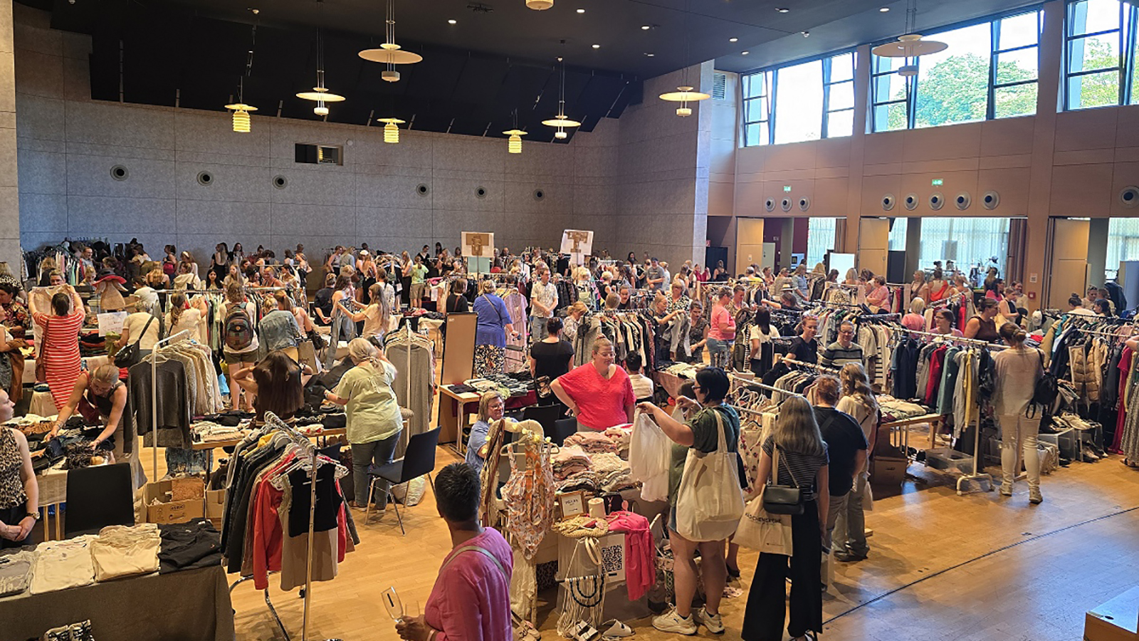 Second-Hand-Verkauf mit Eventcharakter: 700 Besucher bei „Mädchen-Sache“