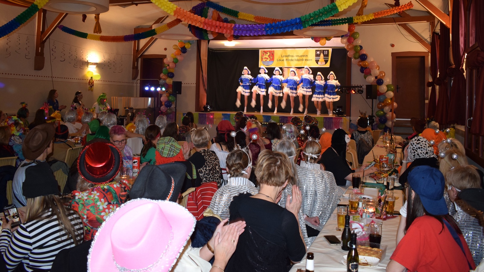 Närrische Karnevalsfeier der Landfrauen in Lauenförde-Meinbrexen